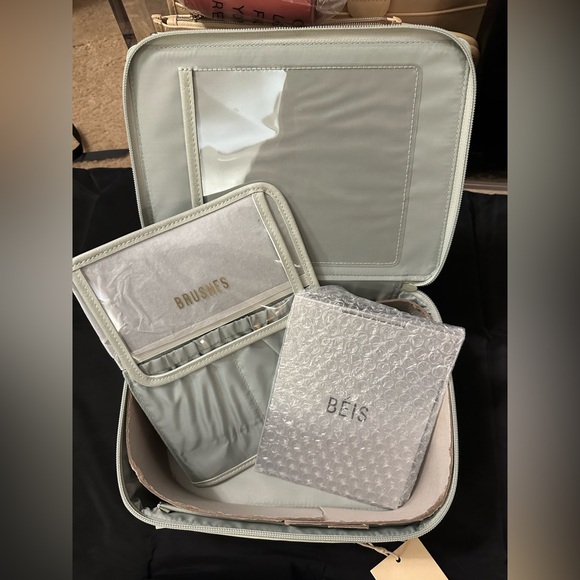 NWT BÉIS The Cosmetic Case in Matcha — Limited Edition and Rare! - Picture 2 of 3